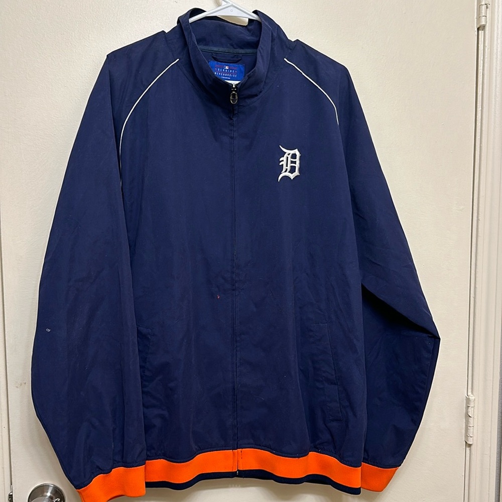 Detroit Tigers windbreaker.  27” armpit to armpit.